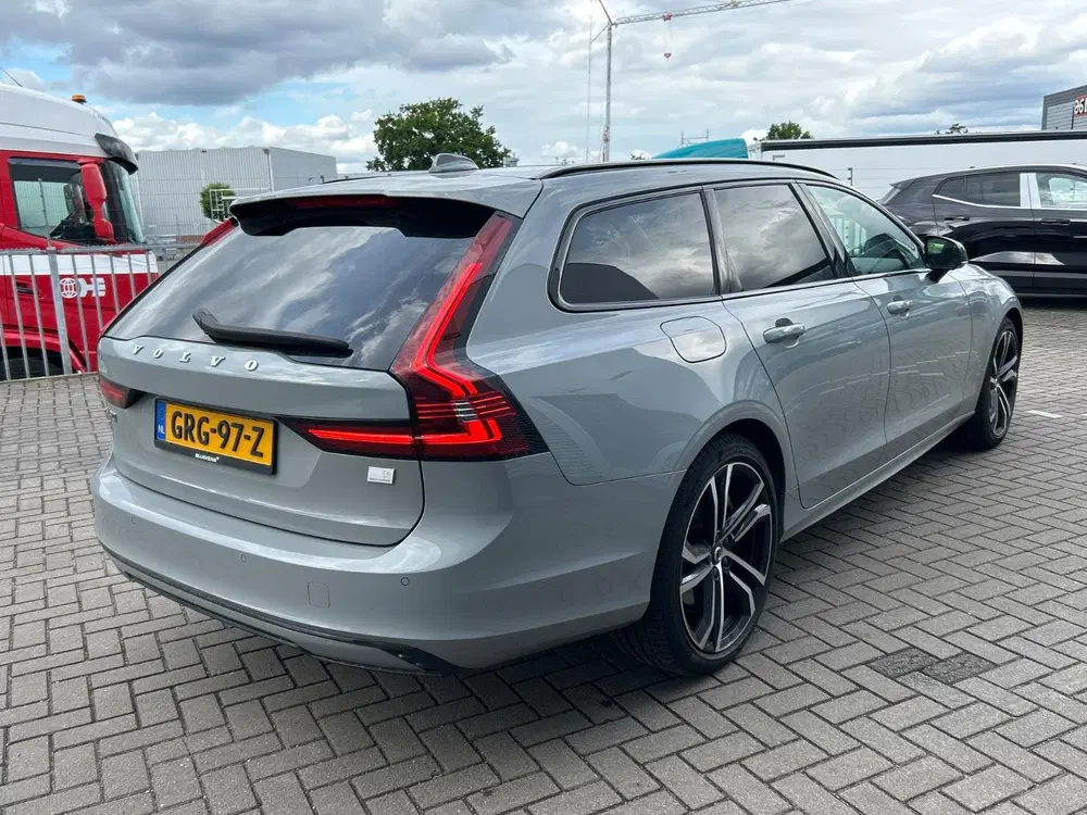 Volvo V90 2.0 T6 Plug-in Hybrid AWD Plus Dark uit 2024, foto 2