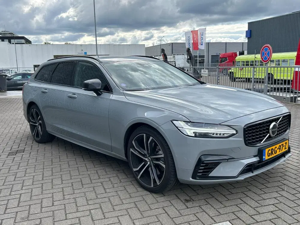 Volvo V90 2.0 T6 Plug-in Hybrid AWD Plus Dark uit 2024, foto 3