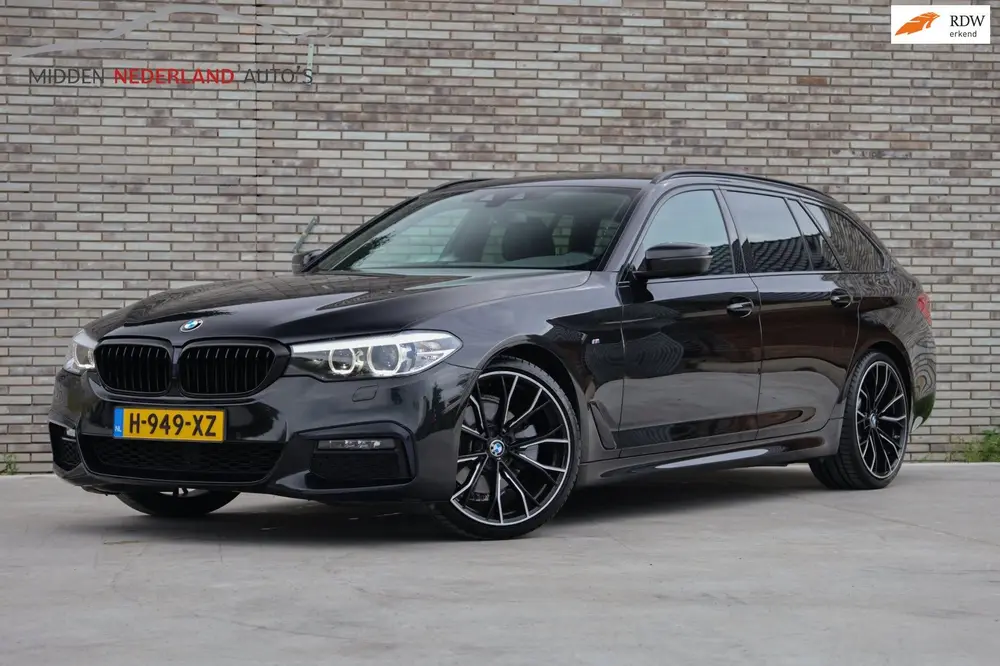 BMW 5-serie 520i High Executive * M-PAKKET * ONDERHO uit 2019
