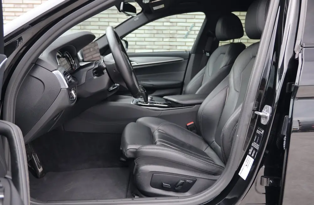 BMW 5-serie 520i High Executive * M-PAKKET * ONDERHO uit 2019, foto 16