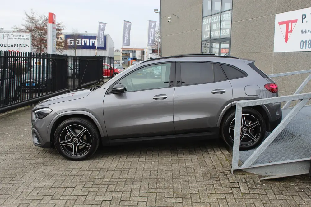 Mercedes-Benz GLA GLA 250 e AMG Night edition uit 2025, foto 2