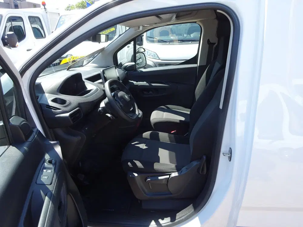 Peugeot Partner 1.2 PureTech Pro BENZINE AIRCO NAVI CRUISE uit 2022, foto 12