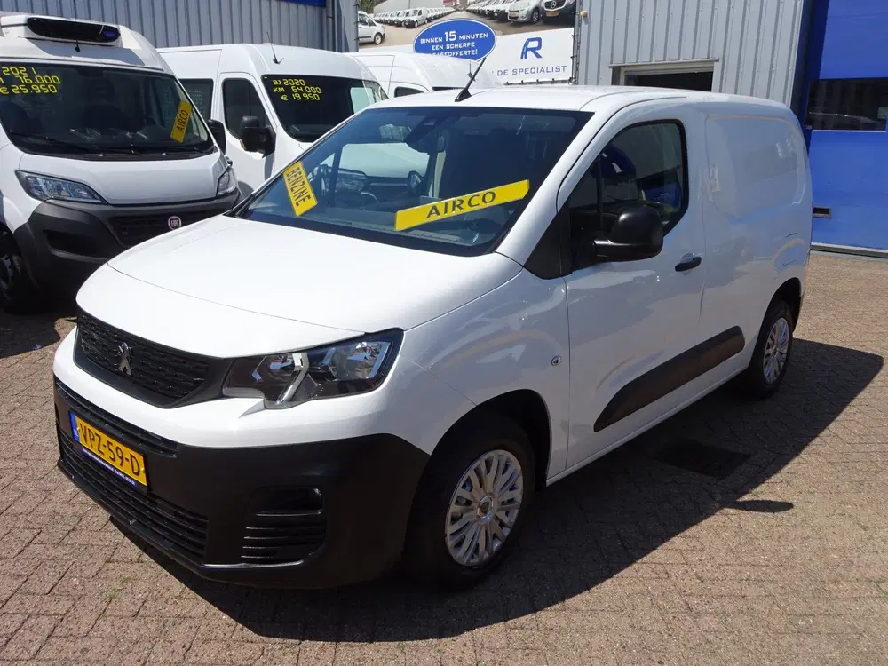 Peugeot Partner 1.2 PureTech Pro BENZINE AIRCO NAVI CRUISE uit 2022, foto 2
