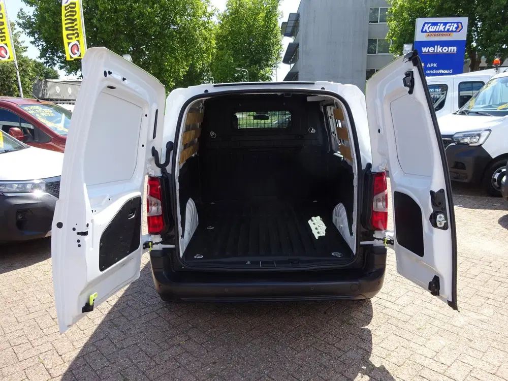 Peugeot Partner 1.2 PureTech Pro BENZINE AIRCO NAVI CRUISE uit 2022, foto 9