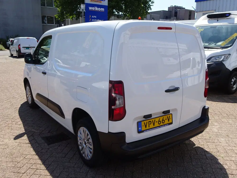 Peugeot Partner 1.2 PureTech Pro BENZINE AIRCO NAVI CRUISE uit 2022, foto 3