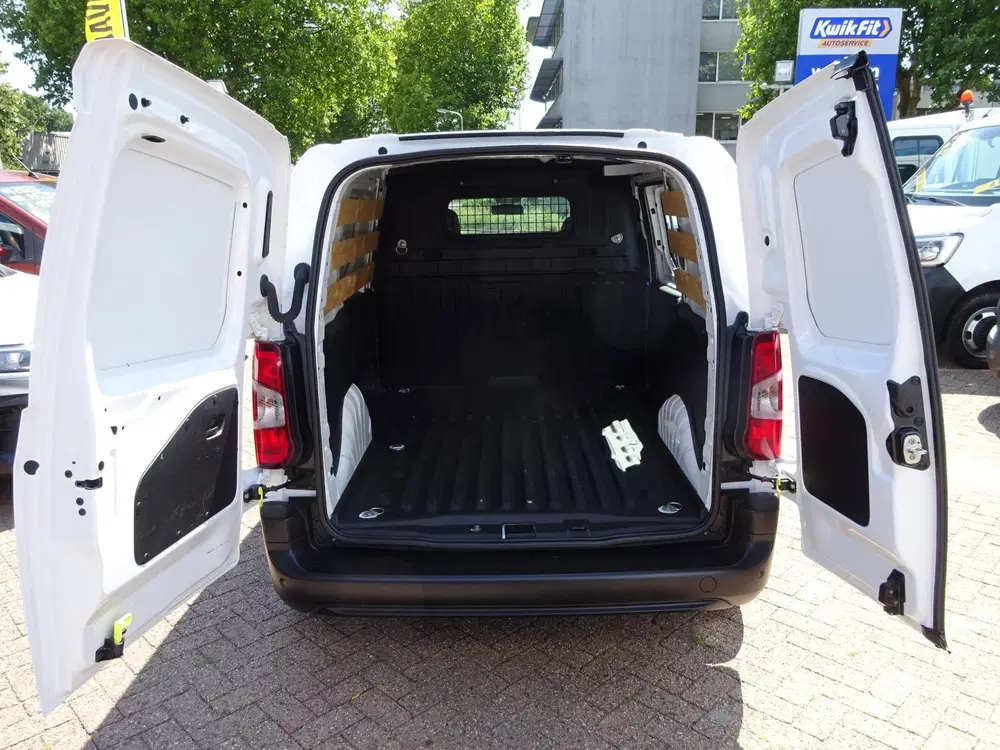 Peugeot Partner 1.2 PureTech Pro BENZINE AIRCO NAVI CRUISE uit 2022, foto 9