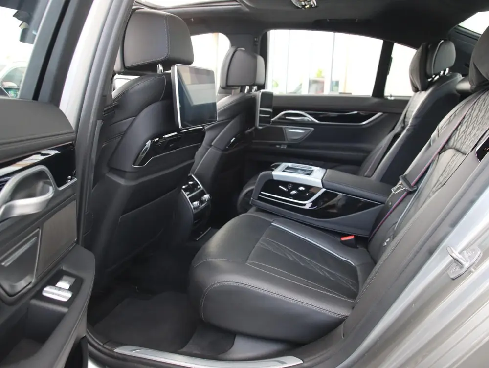 BMW 7-serie 750i xDrive High Executive uit 2019, foto 6
