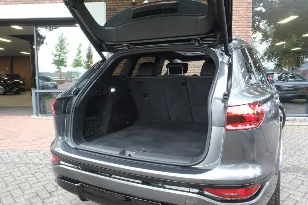 Audi Q6 e-tron performance 225 kW S-line panorama uit 2025, foto 10