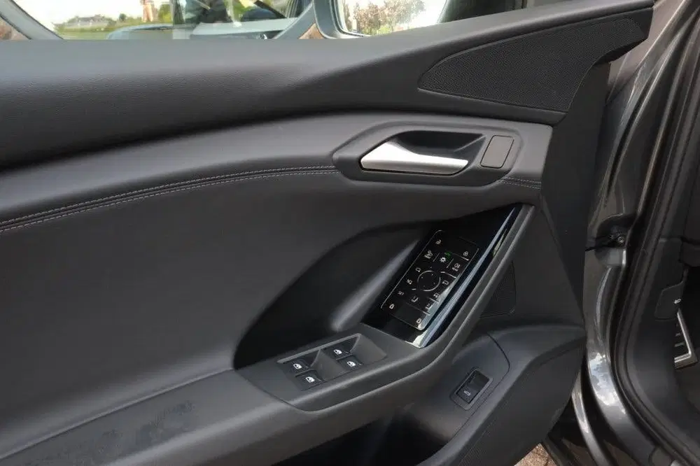 Audi Q6 e-tron performance 225 kW S-line panorama uit 2025, foto 12