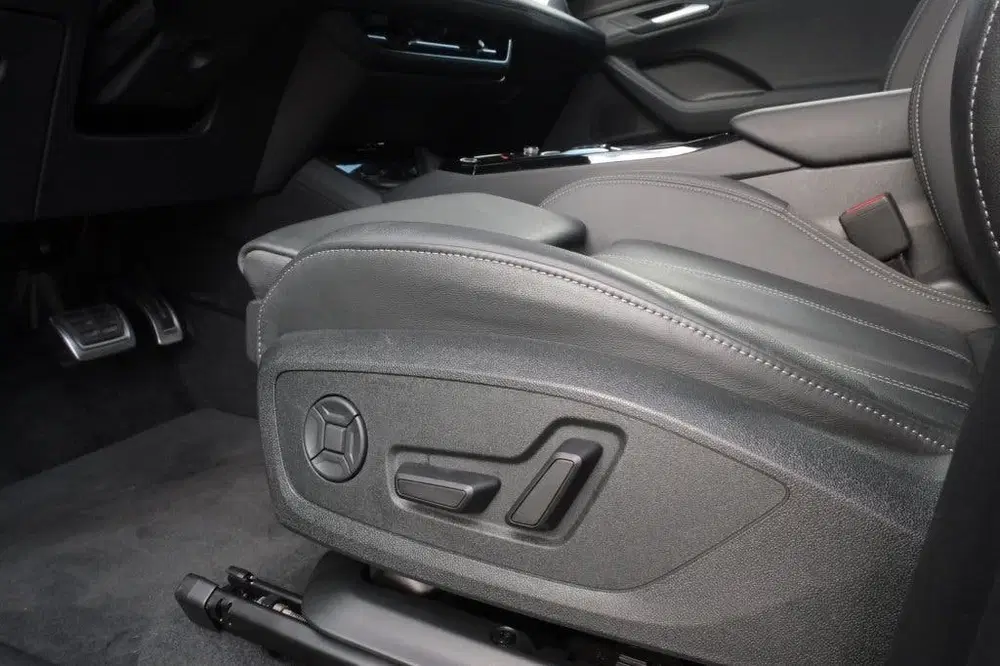 Audi Q6 e-tron performance 225 kW S-line panorama uit 2025, foto 13