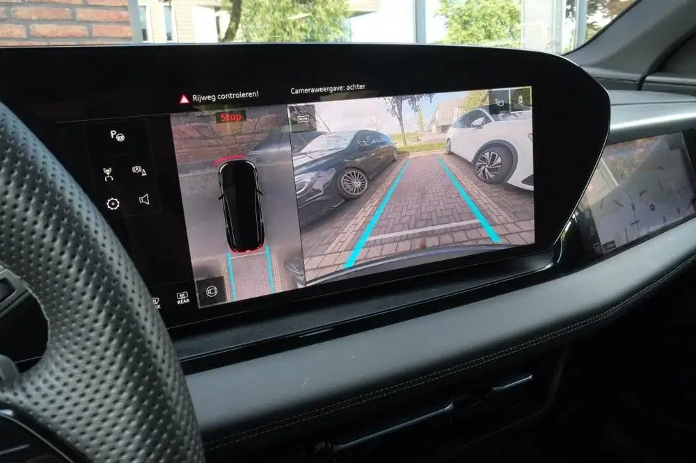 Audi Q6 e-tron performance 225 kW S-line panorama uit 2025, foto 14