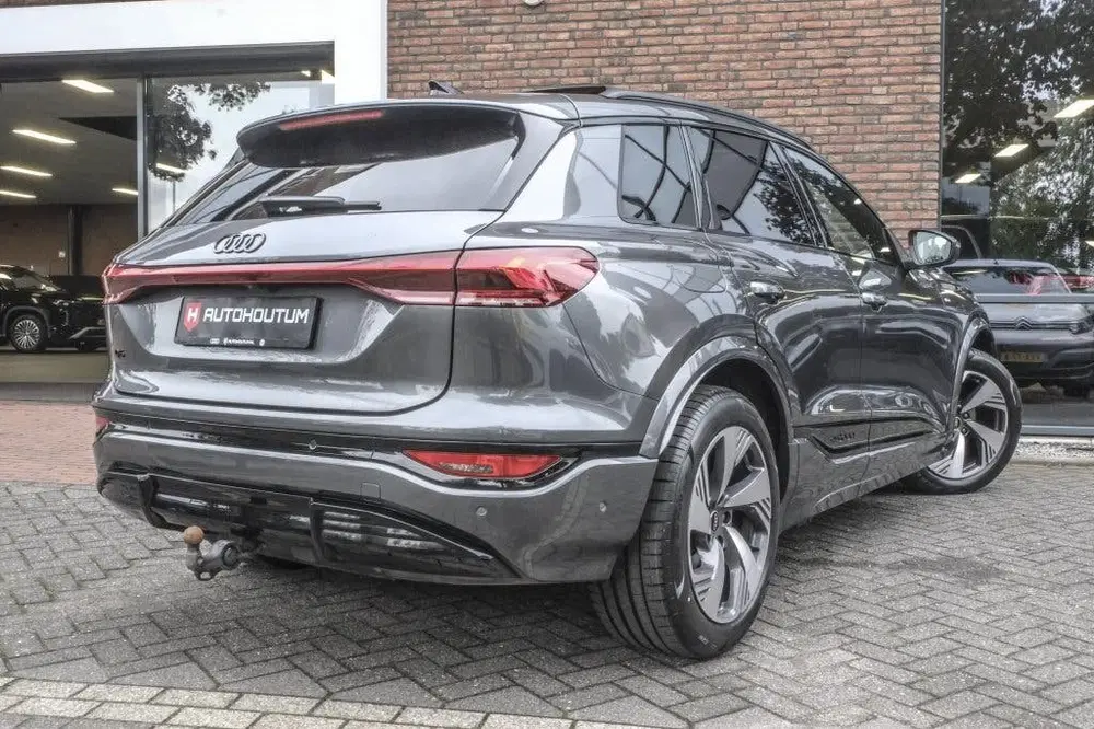 Audi Q6 e-tron performance 225 kW S-line panorama uit 2025, foto 2