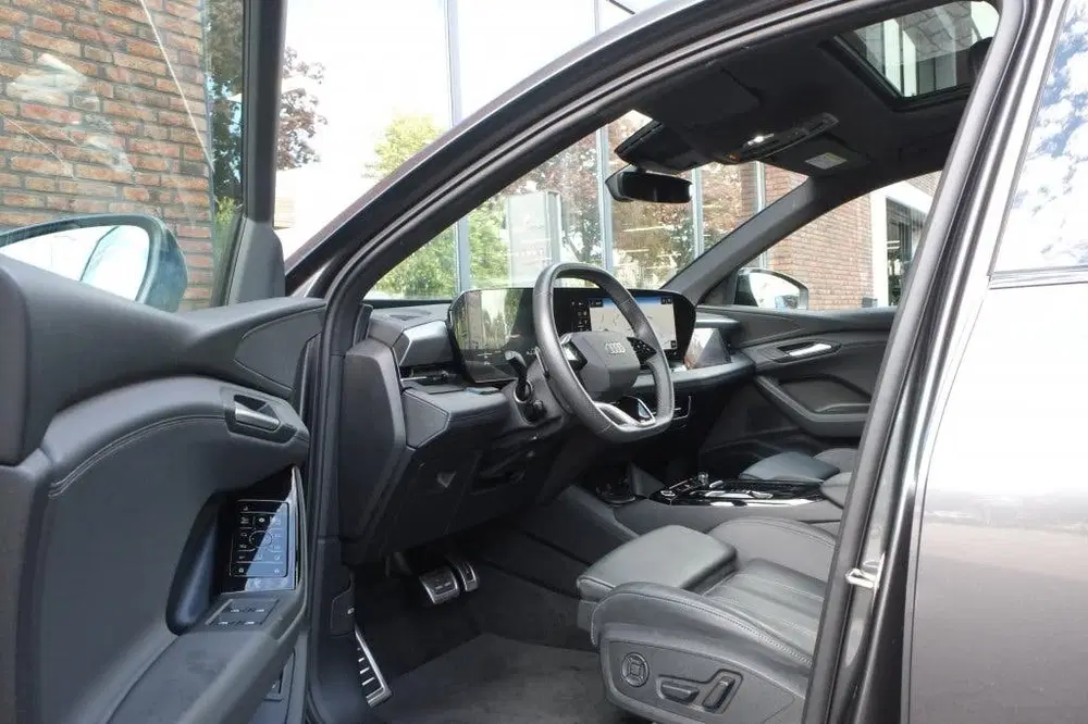 Audi Q6 e-tron performance 225 kW S-line panorama uit 2025, foto 6