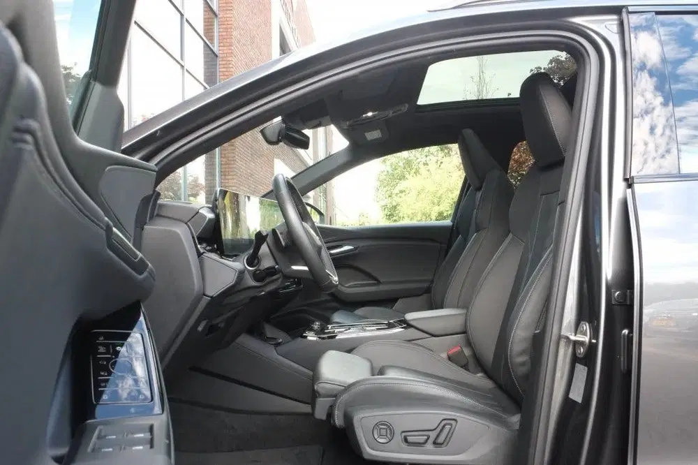 Audi Q6 e-tron performance 225 kW S-line panorama uit 2025, foto 7