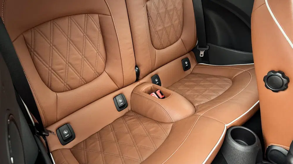 Mini Cabrio 1.5 Cooper Rockingham GT Edition uit 2023, foto 16