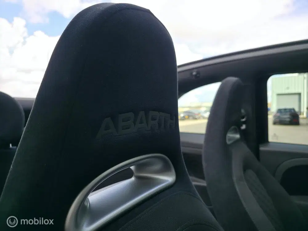 Fiat 500C Abarth 595C 1.4 T-Jet Handgeschakeld uit 2023, foto 10