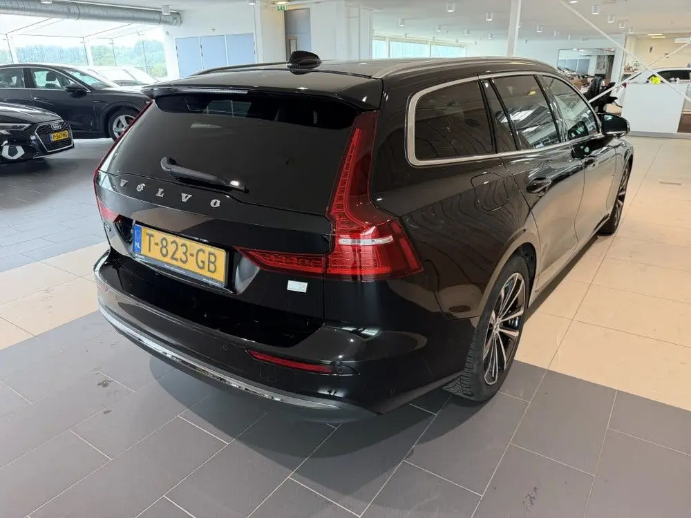 Volvo V60 2.0 T6 Plug-in Hybrid AWD Core Bright (bj uit 2023, foto 4