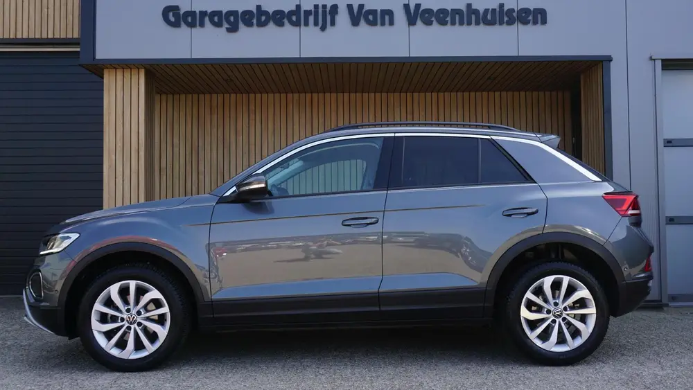 Volkswagen T-Roc 1.5 TSI 150pk DSG Life Business *Facelift* uit 2022, foto 2