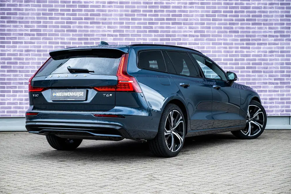 Volvo V60 2.0 T6 Plug-in hybrid AWD Ultra Dark uit 2026, foto 3
