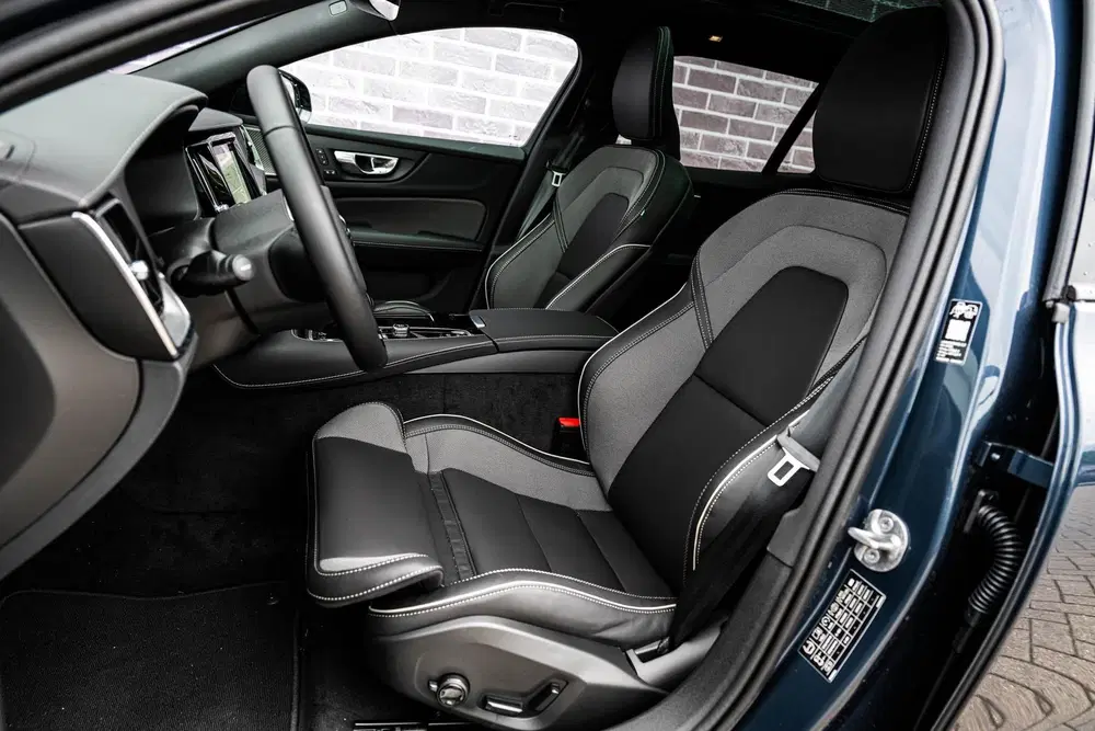 Volvo V60 2.0 T6 Plug-in hybrid AWD Ultra Dark uit 2026, foto 6