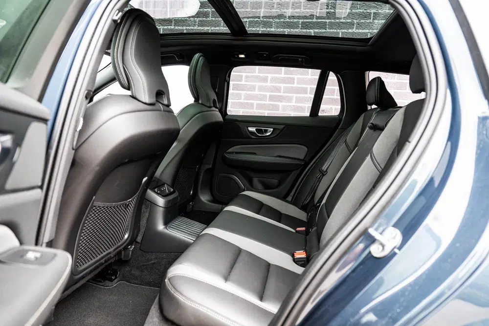 Volvo V60 2.0 T6 Plug-in hybrid AWD Ultra Dark uit 2026, foto 8