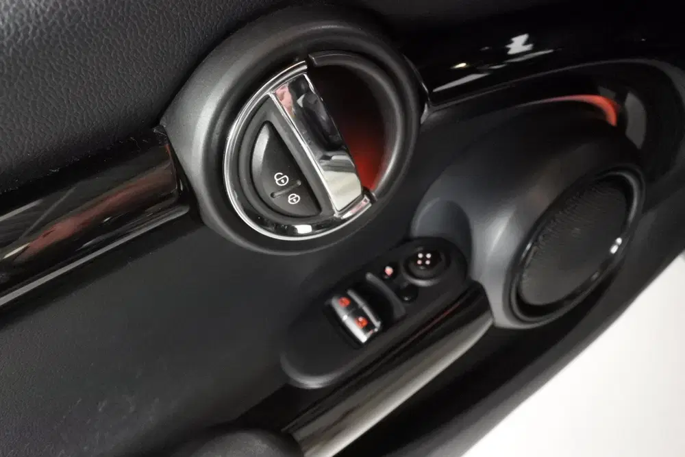Mini Cooper S 2.0 Cooper S Yours Moonwalk Blacked out uit 2021, foto 17
