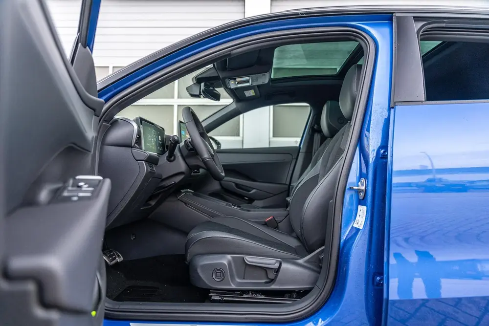 Volkswagen T-Roc 1.5 eTsi 150pk R-Line First Edition | Black uit 2026, foto 14
