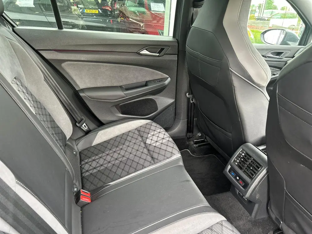 Volkswagen Golf 1.5 eTSI R-Line Business uit 2021, foto 8