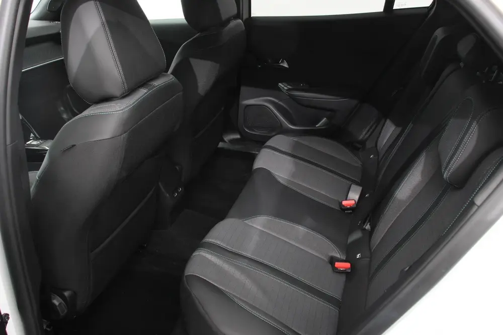 Peugeot 2008 1.2 PureTech 130pk Automaat Allure Navigat uit 2023, foto 8