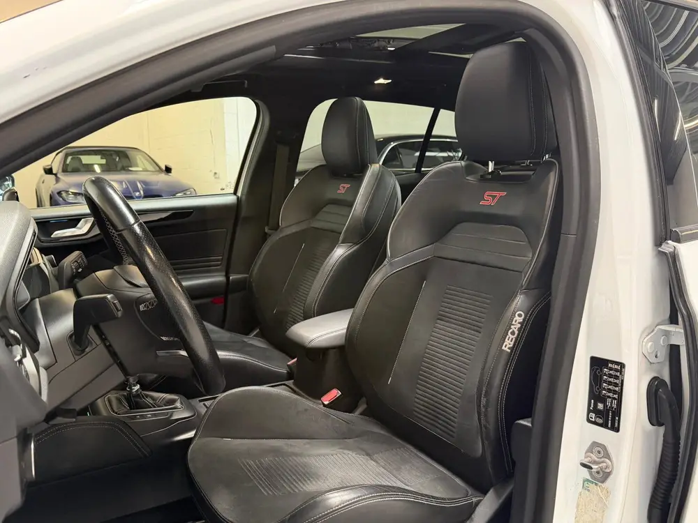 Ford Focus Wagon 2.3 EcoBoost ST-3 - PANO - CAMERA - STUURVE uit 2019, foto 20