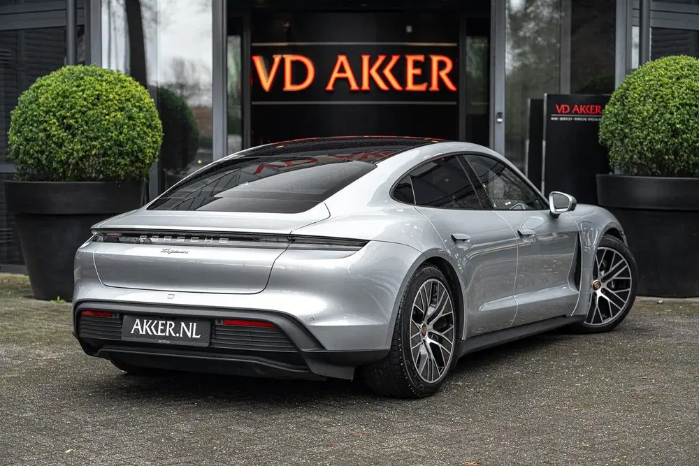 Porsche Taycan Performance Accu Plus uit 2023, foto 2