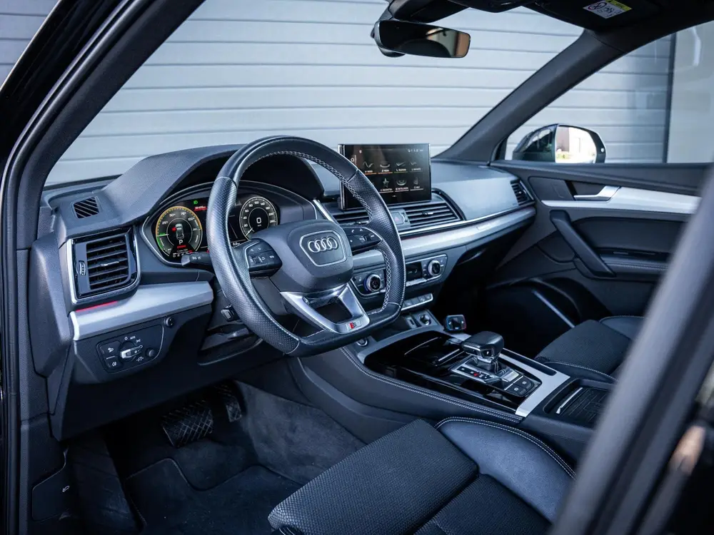 Audi Q5 55 TFSI e S edition Luchtvering uit 2021, foto 2