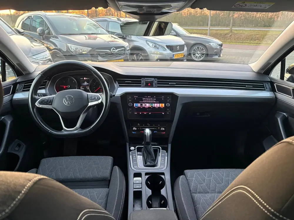 Volkswagen Passat Variant 2.0 TDI Business | DSG | Panorama uit 2022, foto 12