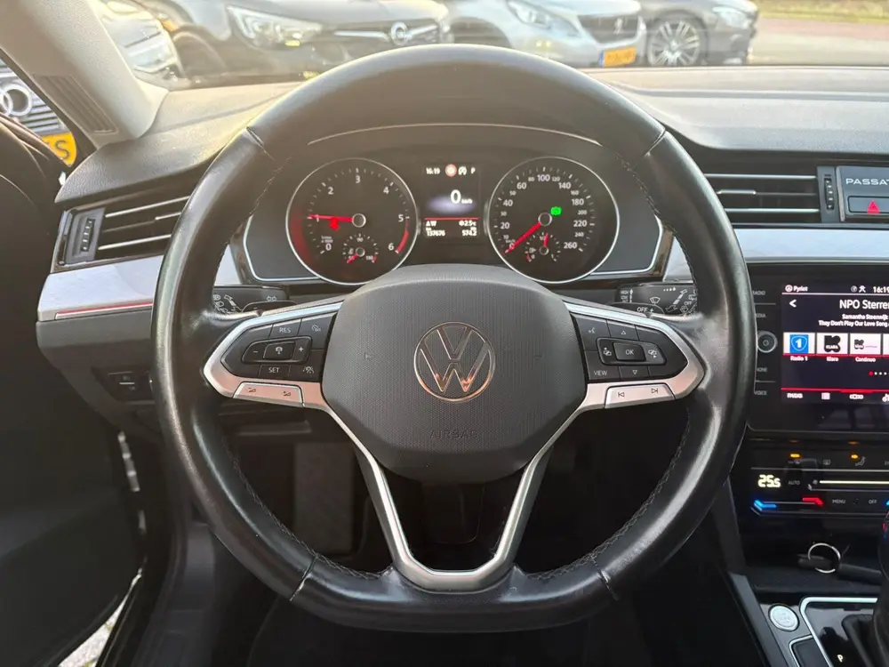 Volkswagen Passat Variant 2.0 TDI Business | DSG | Panorama uit 2022, foto 17