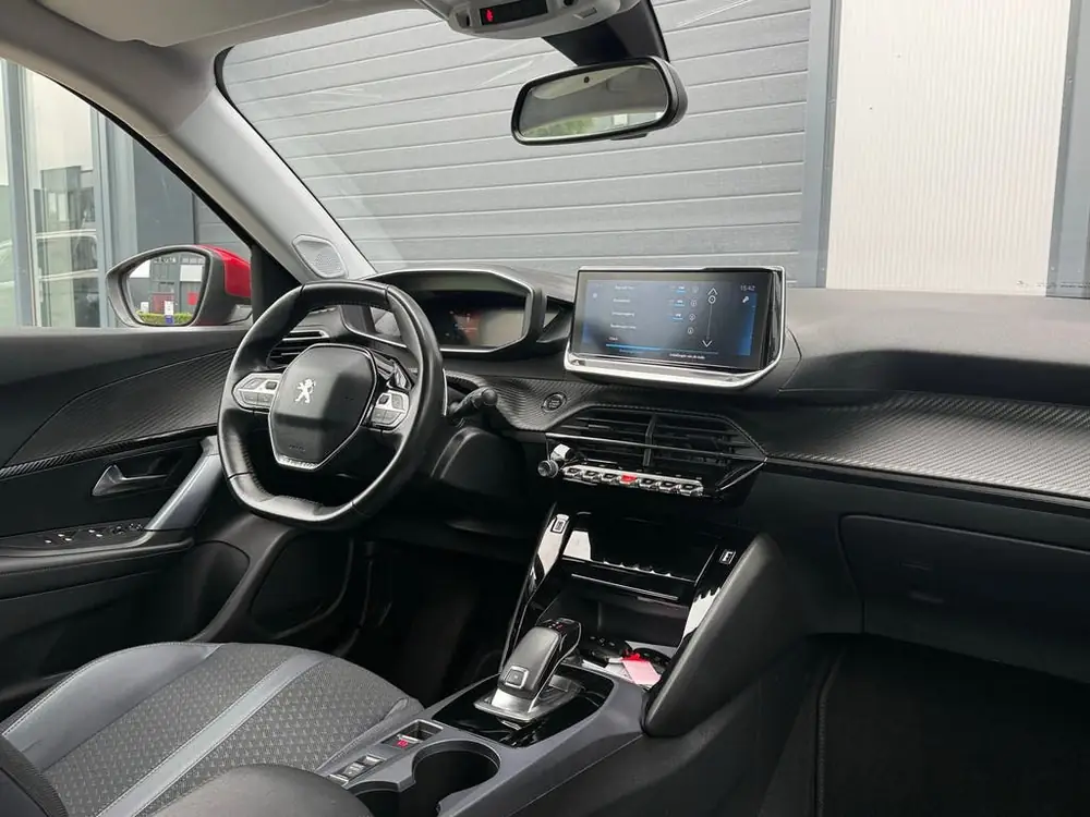Peugeot 2008 1.2 PureTech Allure /AUTOMAAT / NAP / 3D SCHERM uit 2020, foto 2