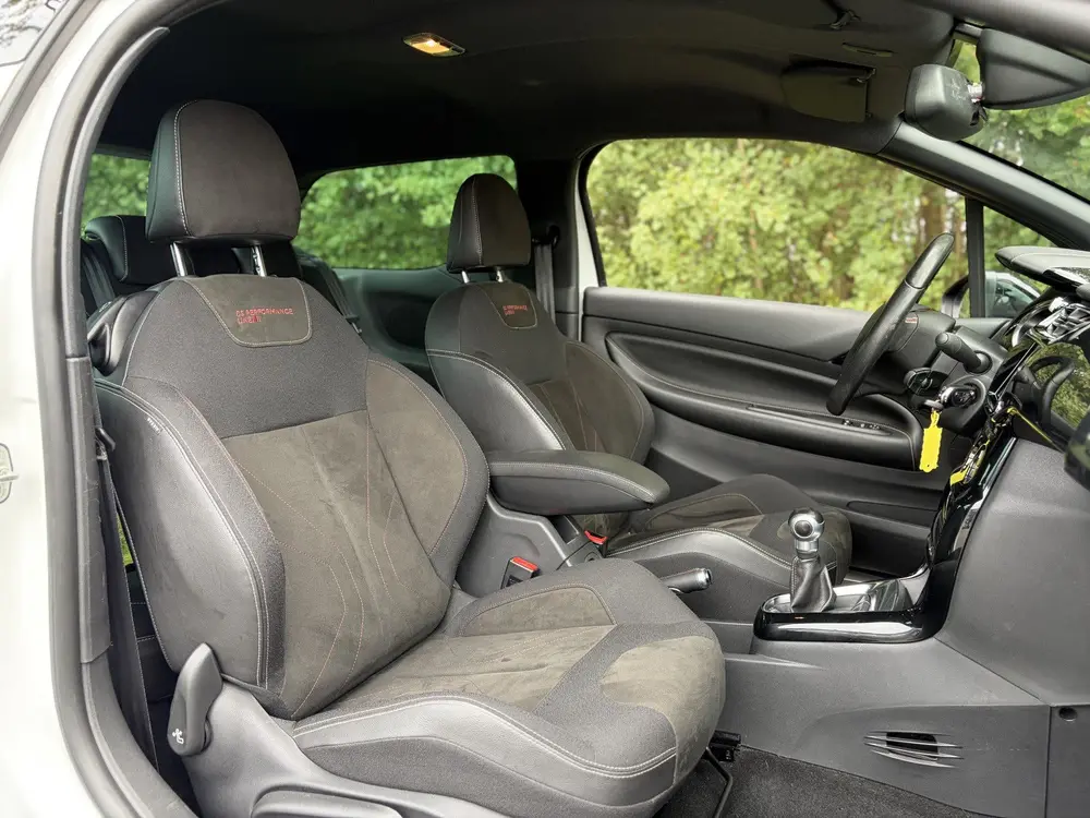 DS Automobiles 3 DS DS 3 1.2 PureTech Givenchy Le MakeUp Performance Line uit 2019, foto 16
