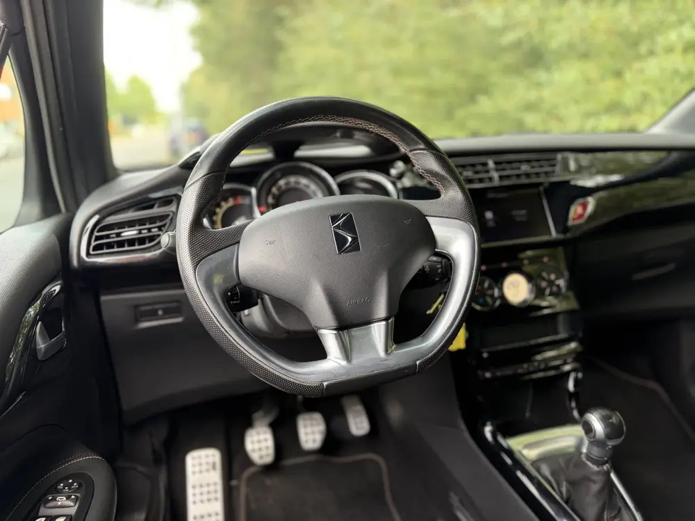 DS Automobiles 3 DS DS 3 1.2 PureTech Givenchy Le MakeUp Performance Line uit 2019, foto 20