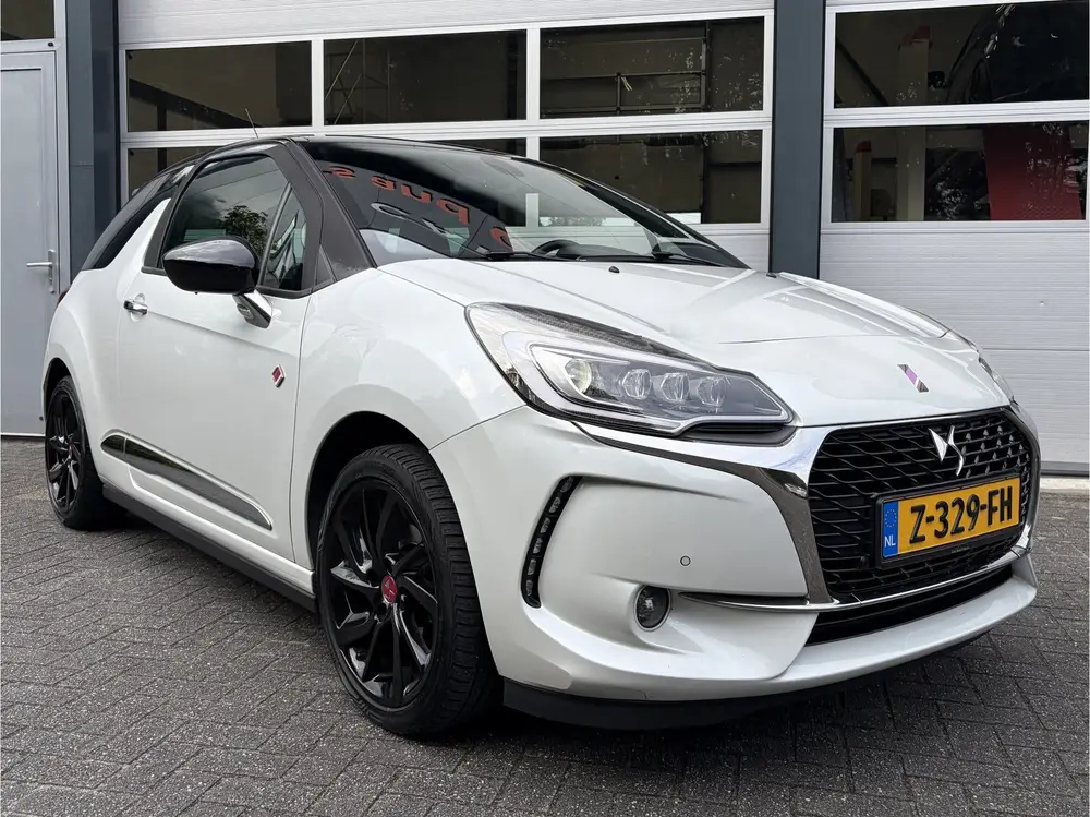 DS Automobiles 3 DS DS 3 1.2 PureTech Givenchy Le MakeUp Performance Line uit 2019, foto 4
