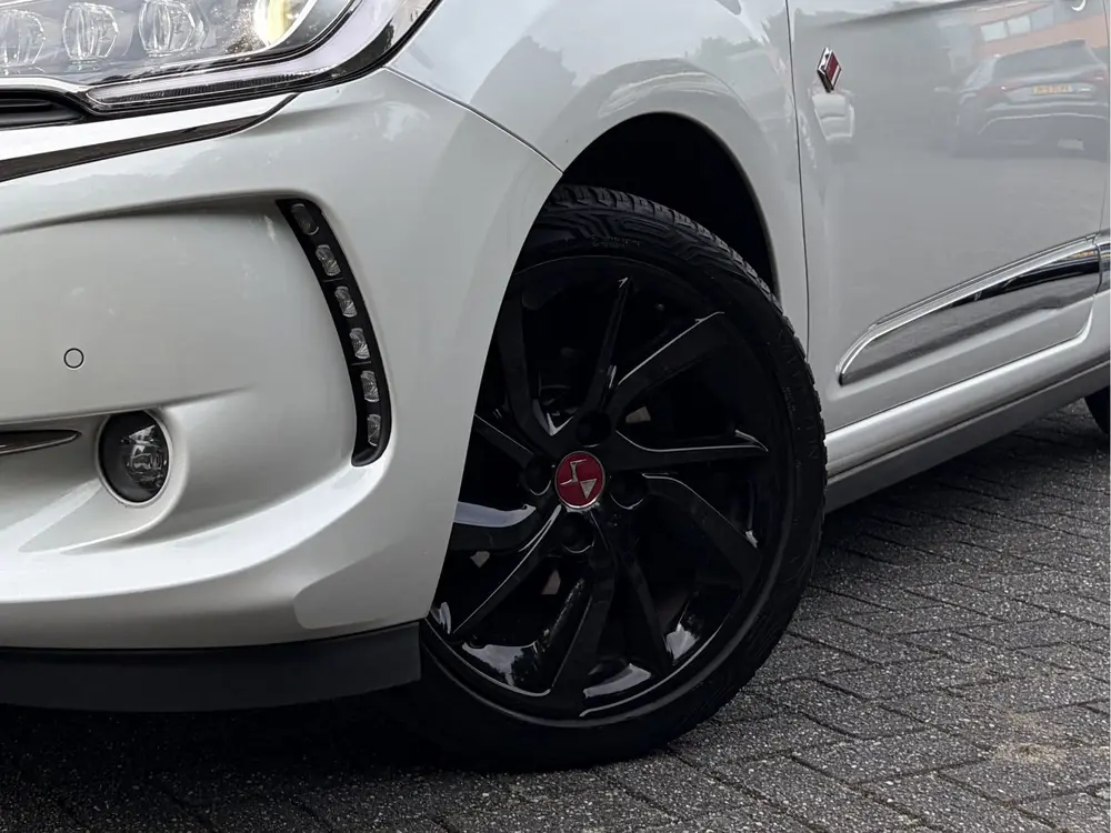 DS Automobiles 3 DS DS 3 1.2 PureTech Givenchy Le MakeUp Performance Line uit 2019, foto 8