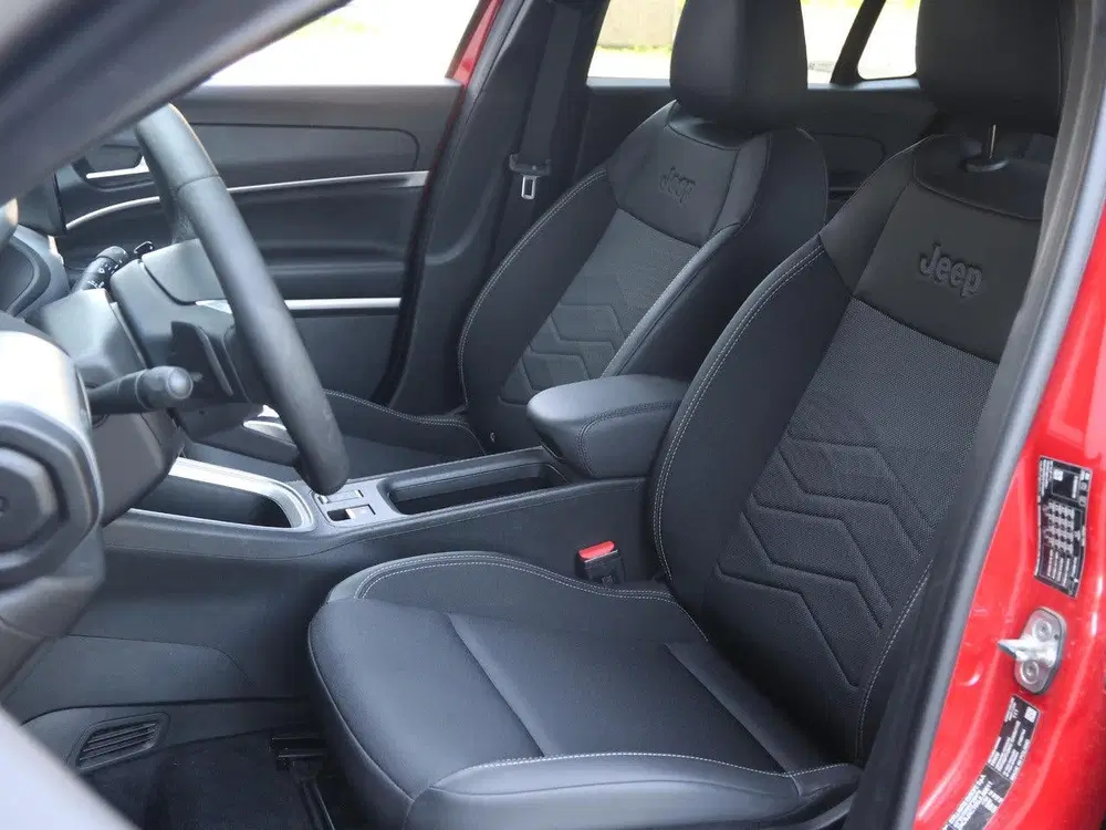 Jeep Avenger 1.2 e-Hybrid Summit uit 2025, foto 11