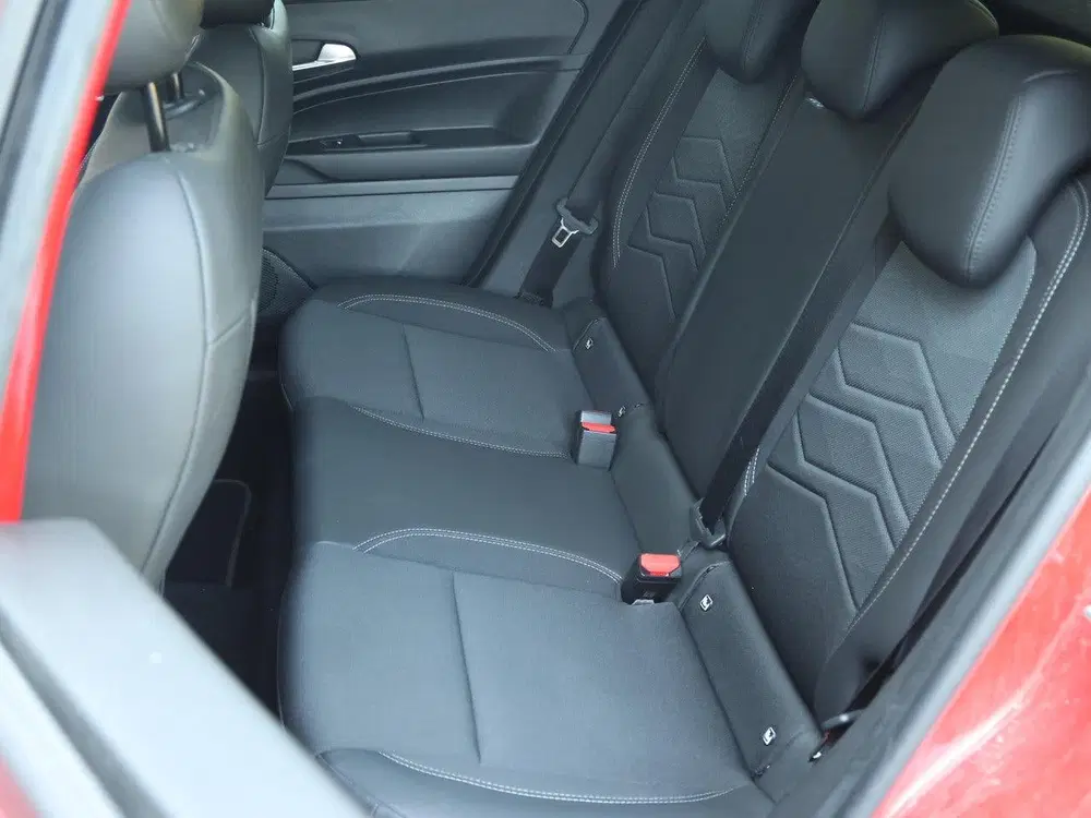 Jeep Avenger 1.2 e-Hybrid Summit uit 2025, foto 15
