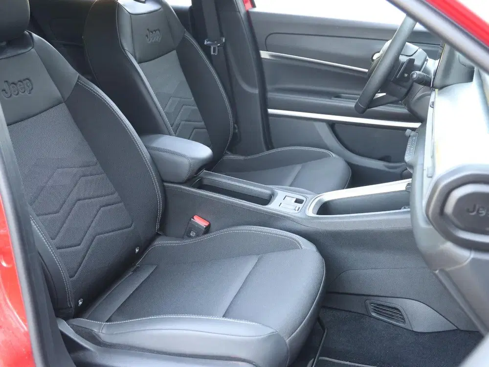 Jeep Avenger 1.2 e-Hybrid Summit uit 2025, foto 9