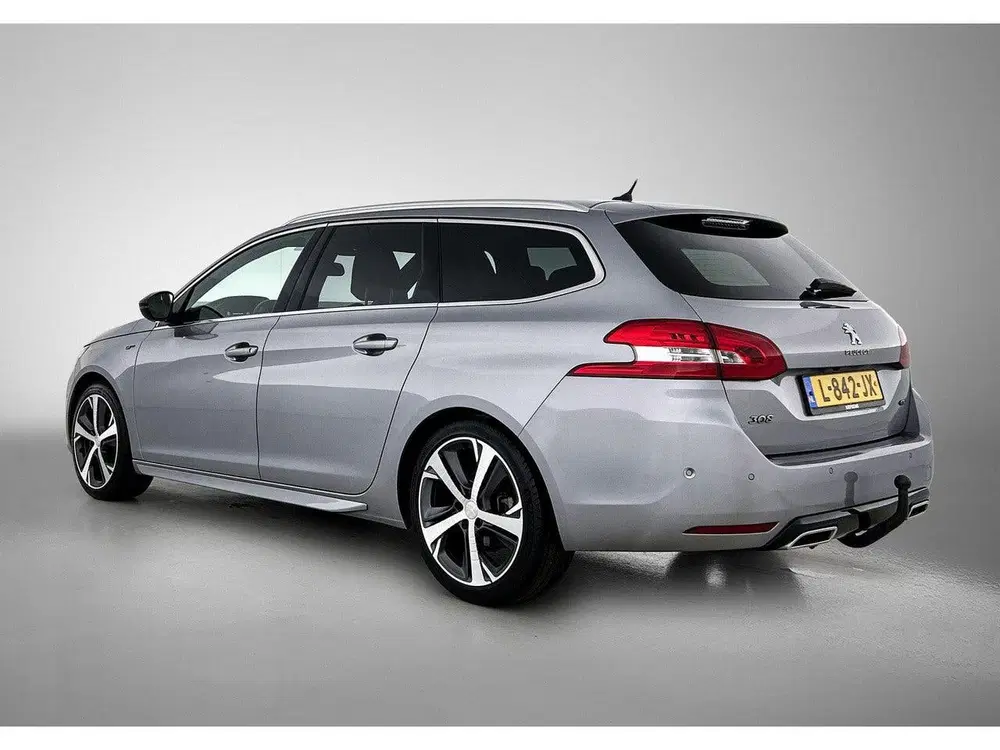 Peugeot 308 SW Blue Lease GT 130pk Automaat uit 2021, foto 3