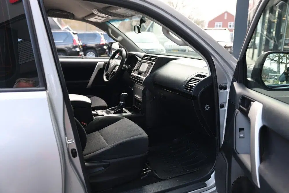Toyota Land Cruiser 2.8 D-4D 3DRS COMFORT A uit 2023, foto 18
