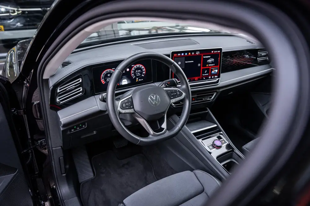 Volkswagen Tiguan 1.5 eTSI Elegance | LED | Panoramadak | Cr uit 2024, foto 2