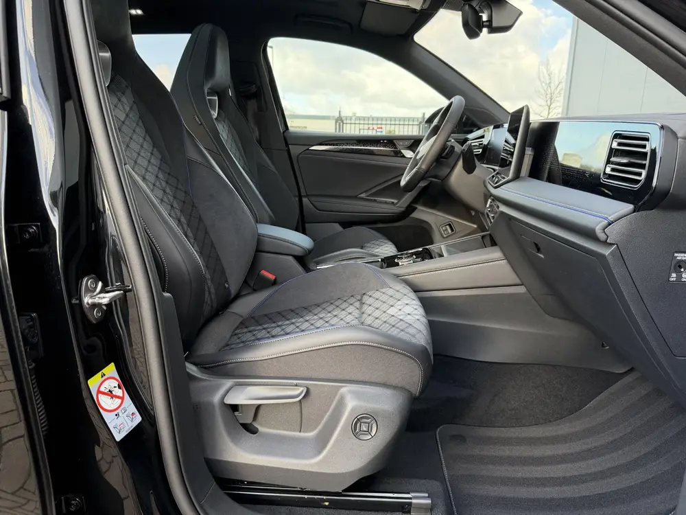 Volkswagen Tiguan 1.5 eHybrid R-Line Edition PANO | TREKHAAK uit 2025, foto 13