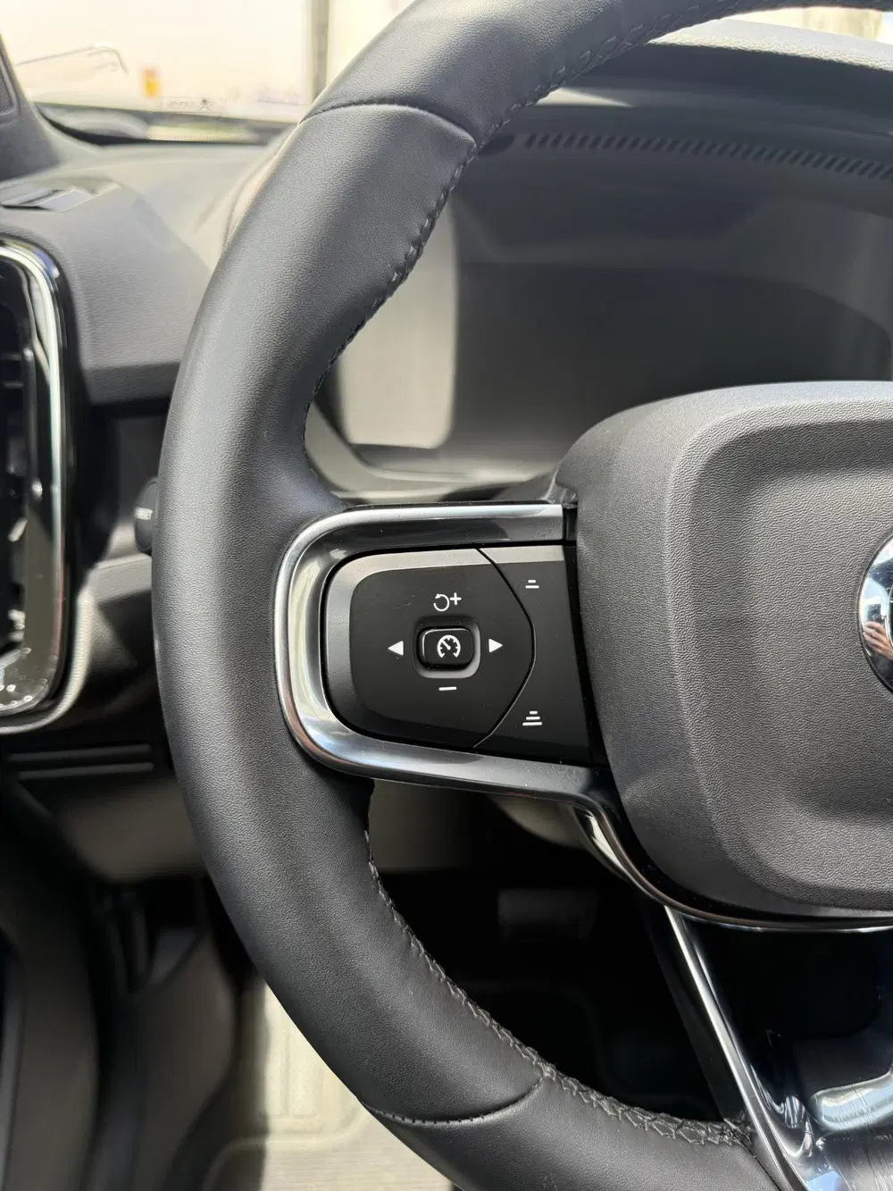 Volvo XC40 1.5 T5 Plus Dark uit 2022, foto 18