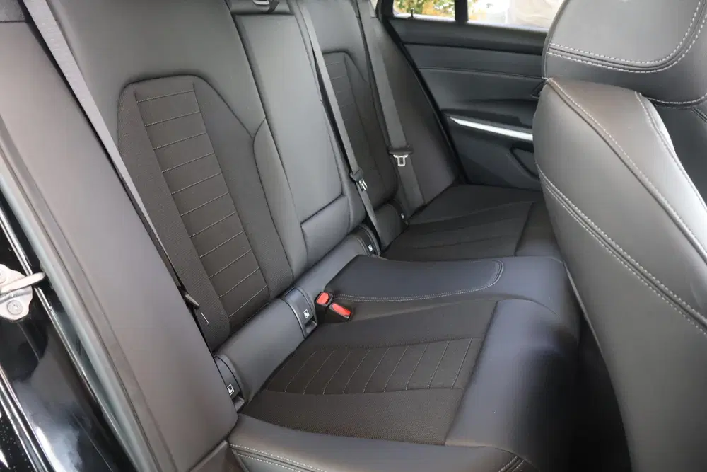 BMW 3-serie Touring 330e uit 2022, foto 10