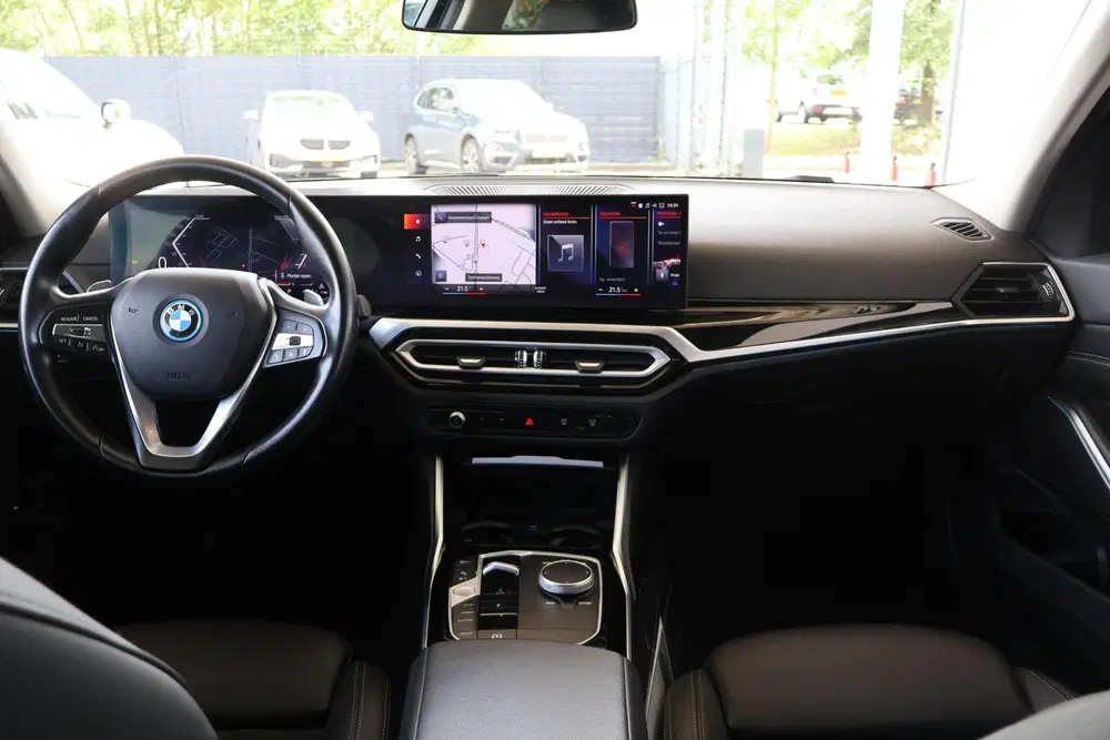 BMW 3-serie Touring 330e uit 2022, foto 11
