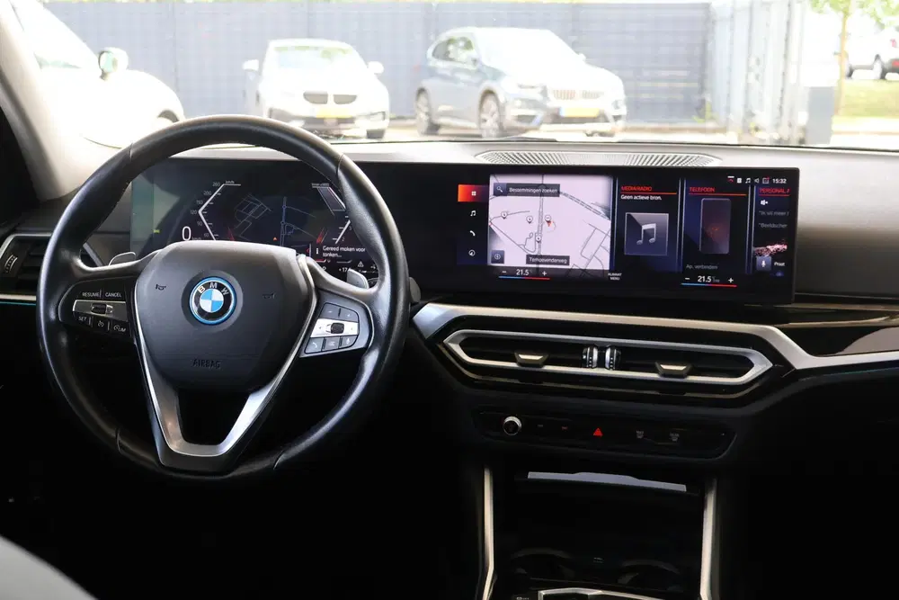 BMW 3-serie Touring 330e uit 2022, foto 12